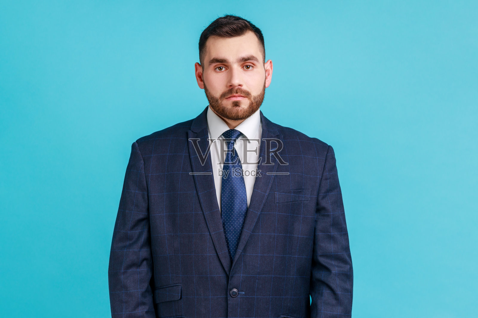 留着胡须的悲伤或无聊的商人，对工作中的问题感到沮丧照片摄影图片