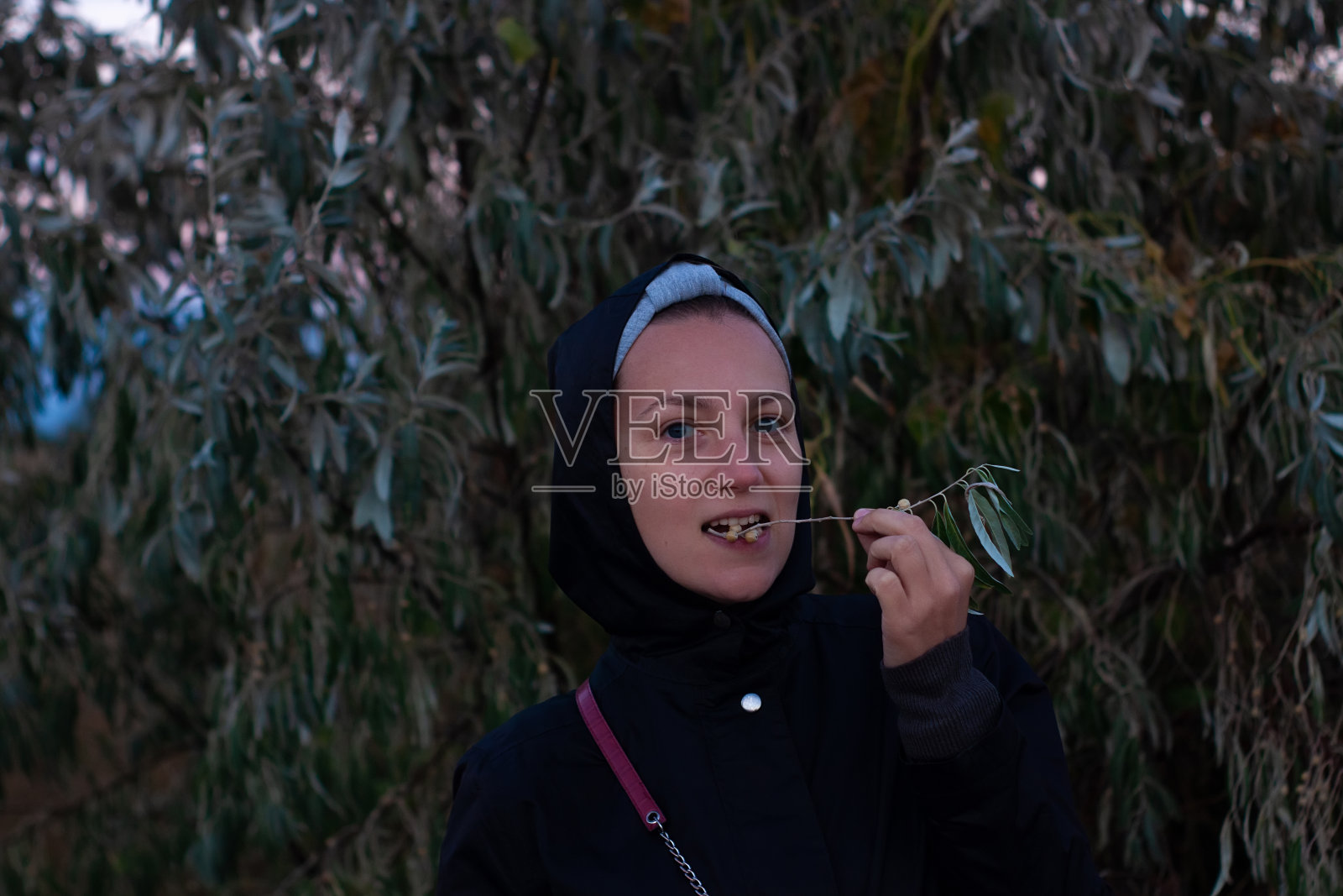 漂亮的微笑自信的女人在灰色头带走在海上背景生活方式真实的生活旅行。千禧年的潮人照片摄影图片