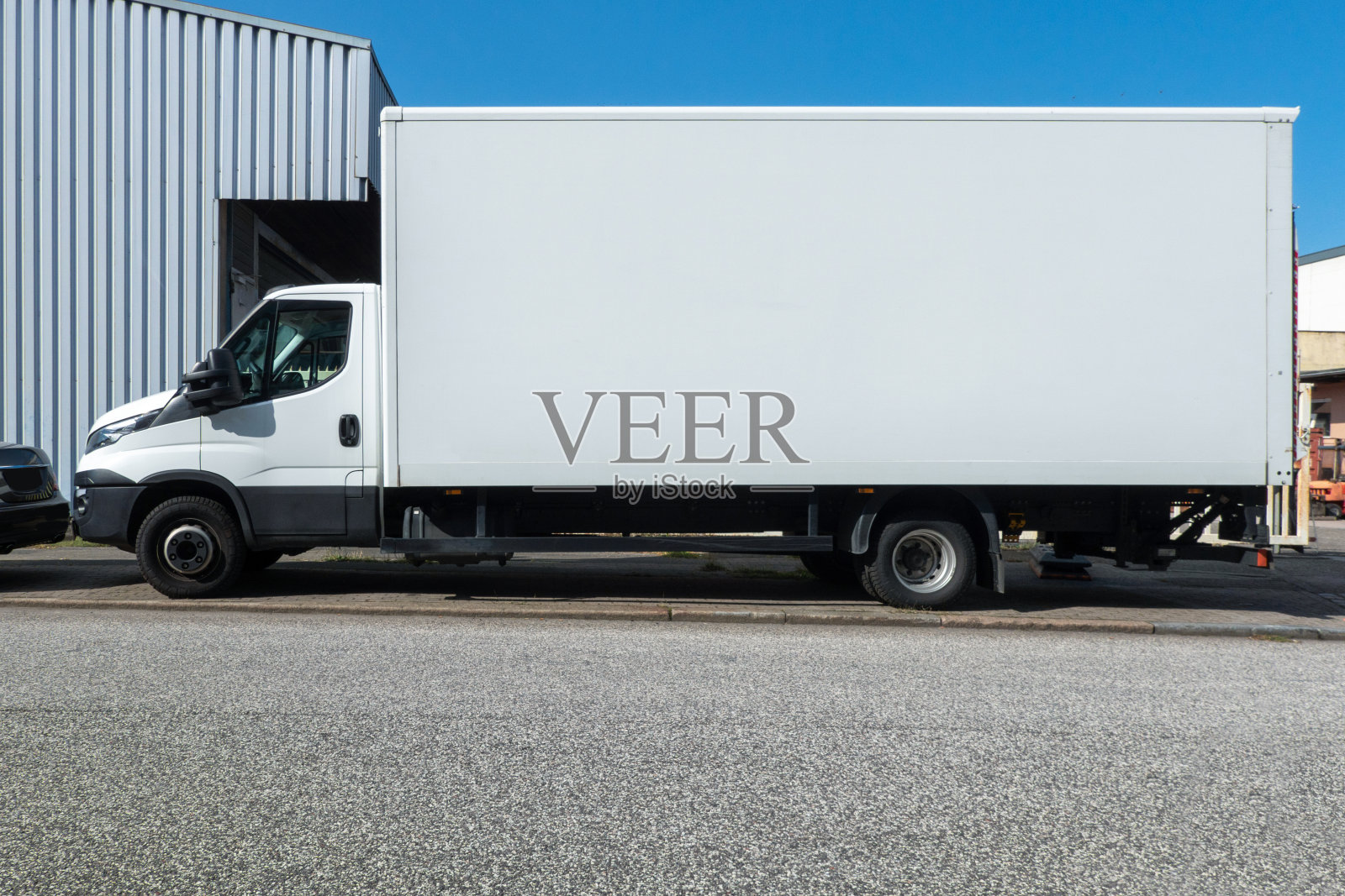 大型白色送货卡车的侧视图停在路边照片摄影图片