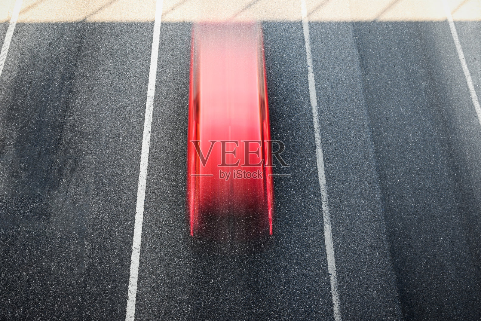 一辆红色轿车在高速公路中间车道上行驶的鸟瞰图照片摄影图片