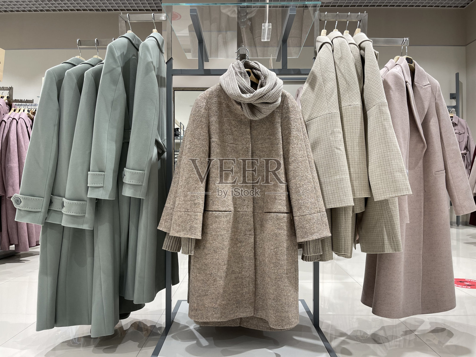 时尚的女装外套在外衣店有售照片摄影图片