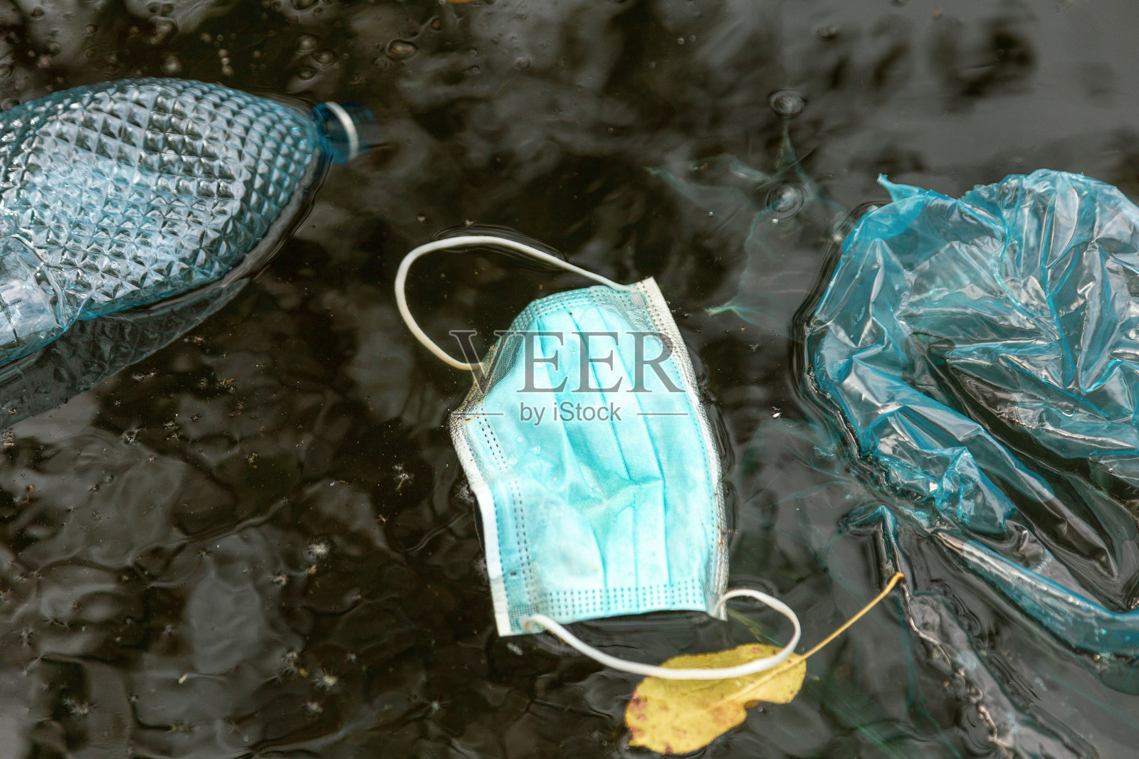 塑料瓶和口罩污染河水照片摄影图片