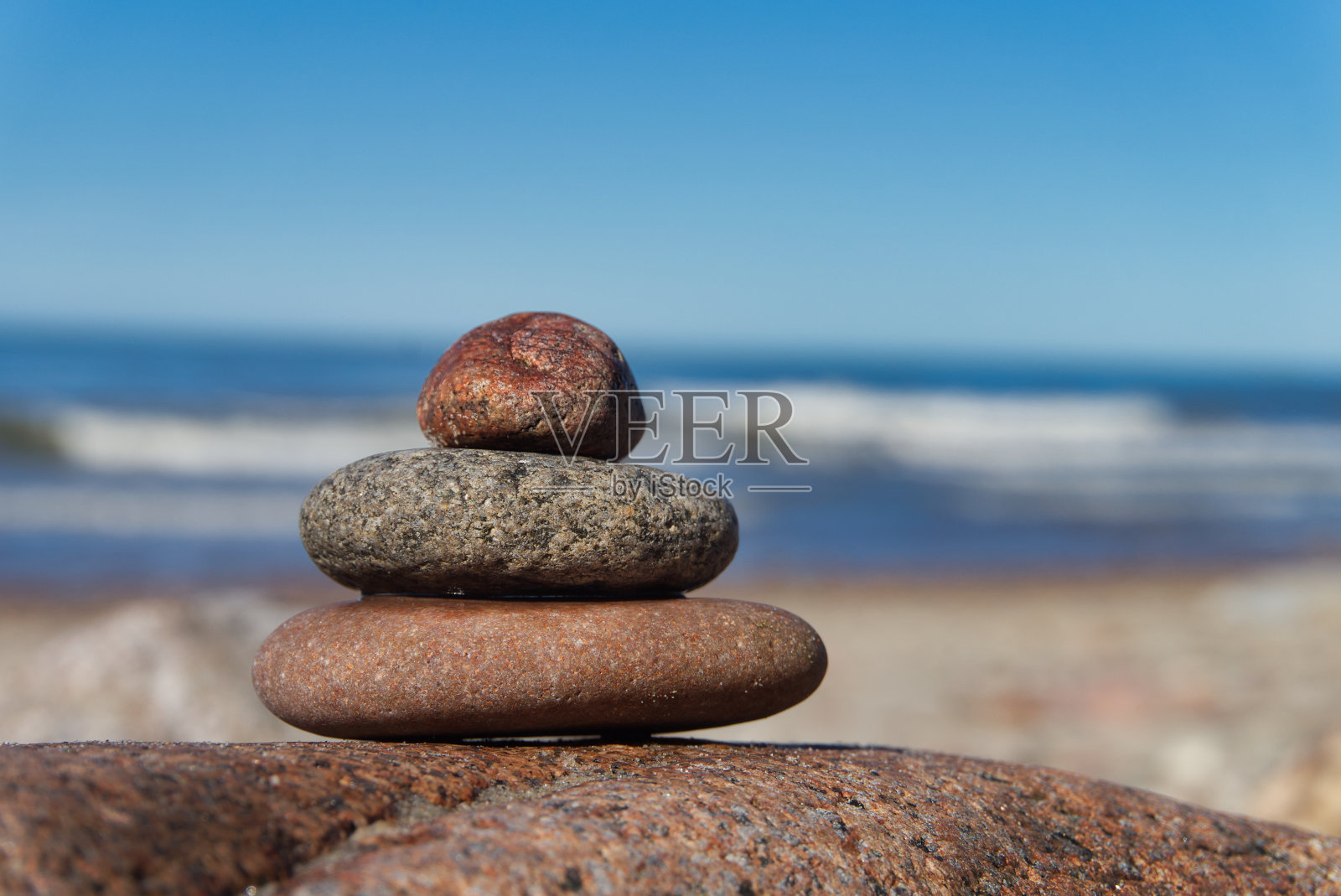 沙滩上的一堆石头或岩石照片摄影图片
