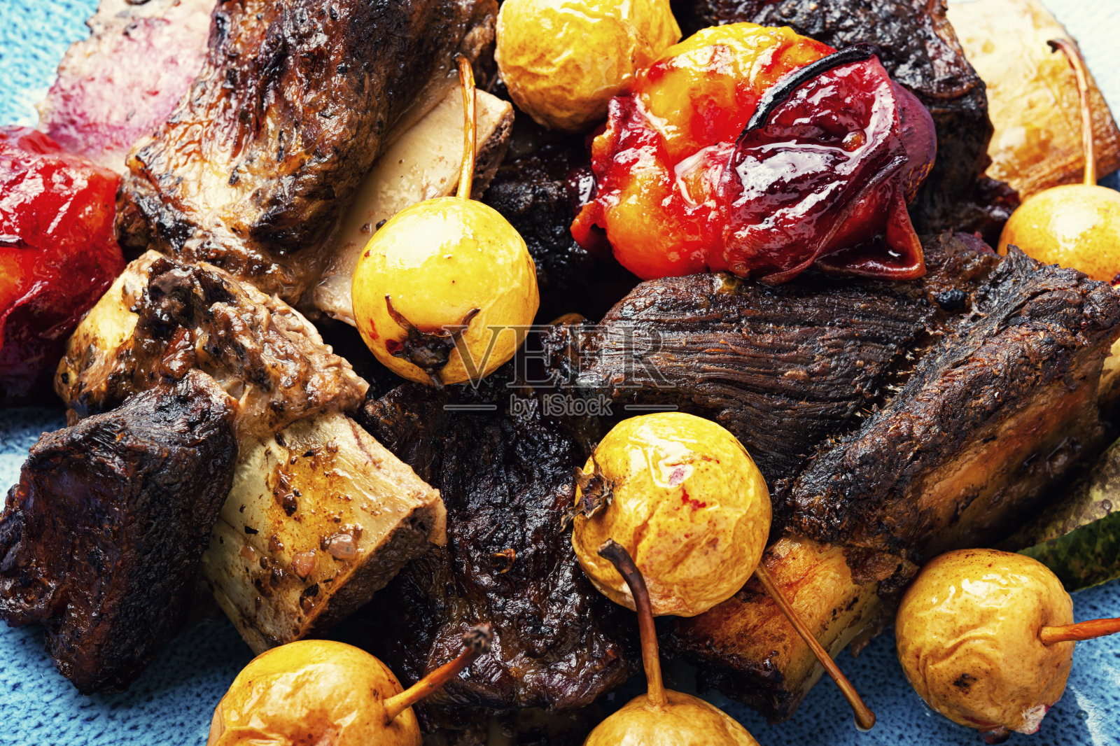 李子梨汁牛排照片摄影图片