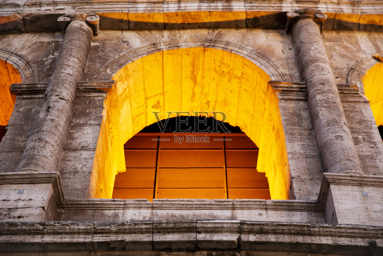 发光的斗兽场拱门照片摄影图片