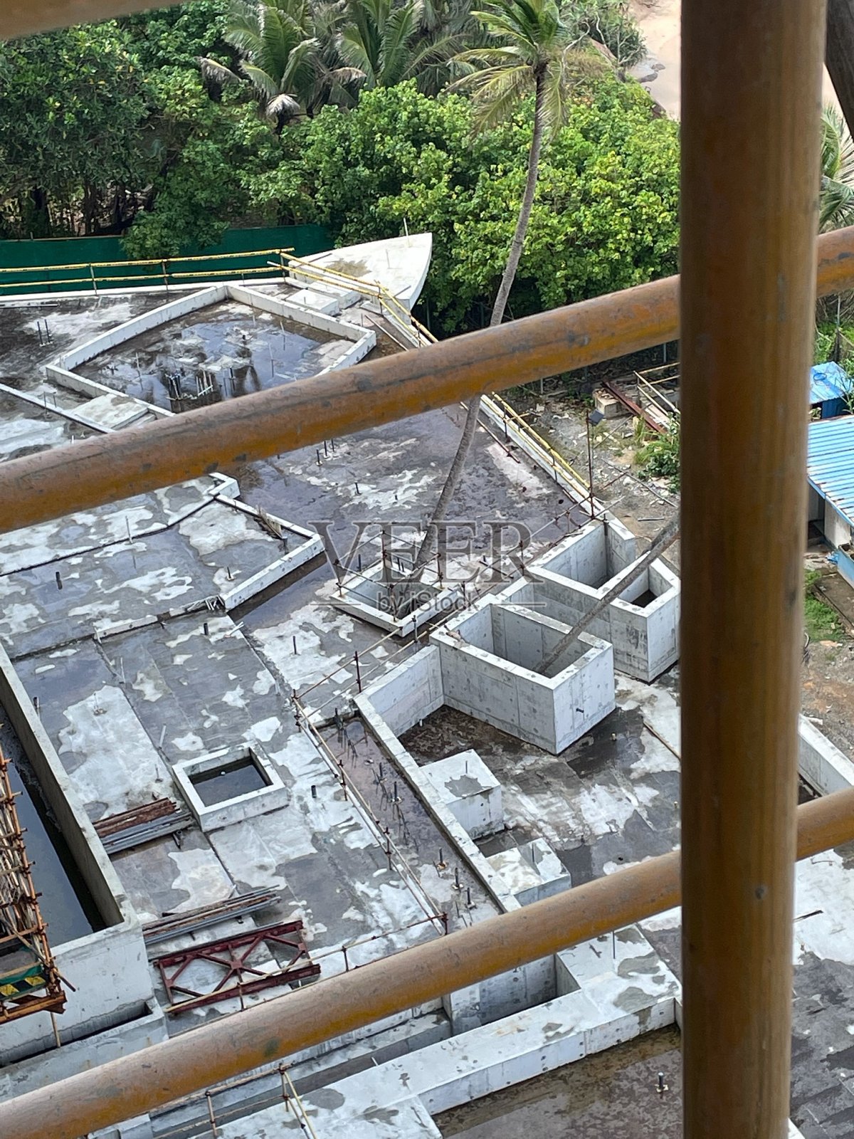 GI在高层建筑中的脚手架工程照片摄影图片