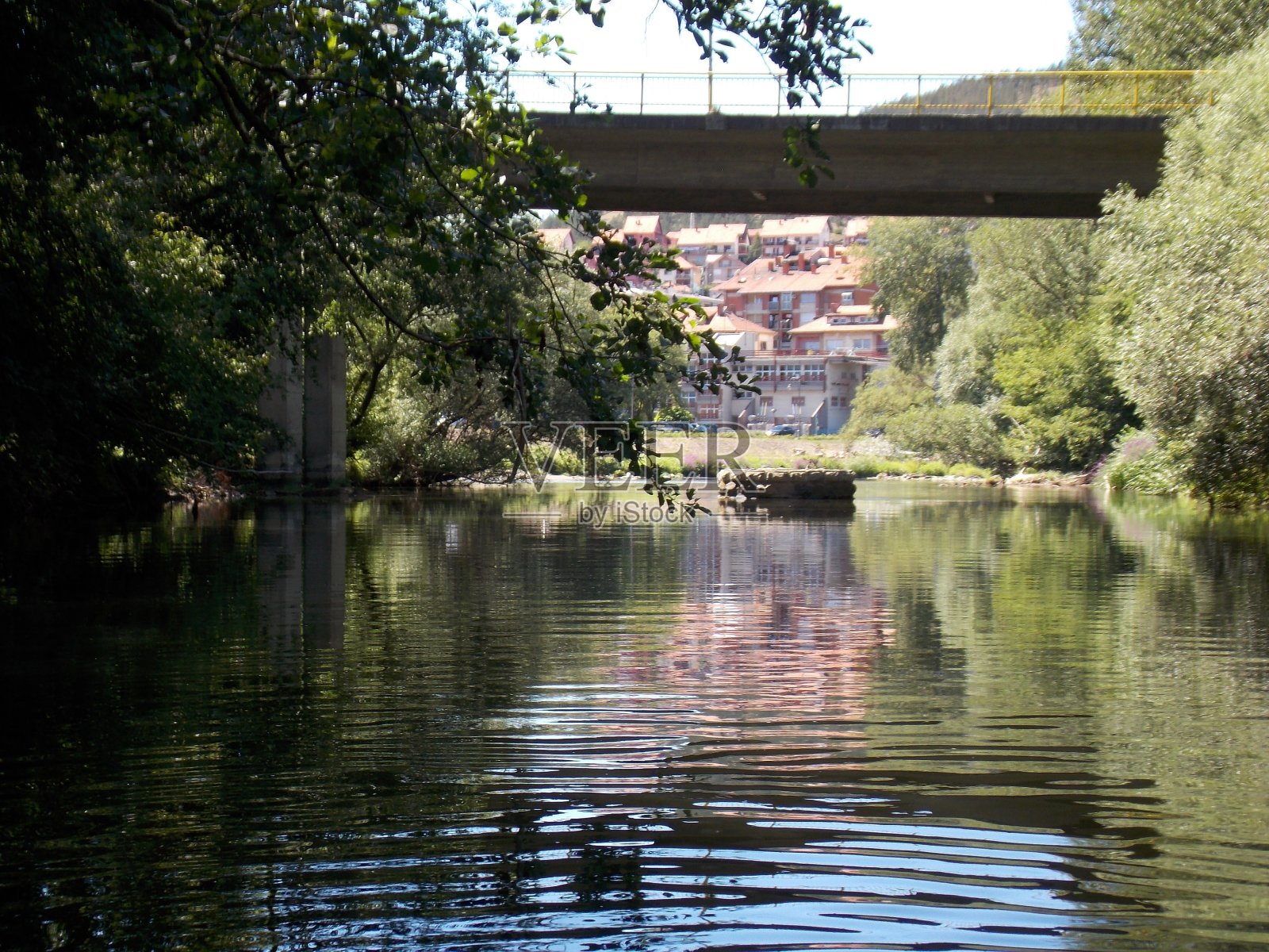 河上有一座带黄色栅栏的桥照片摄影图片