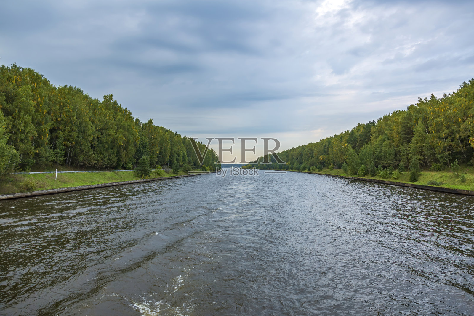 风景如画的河流和郁郁葱葱的秋天海岸照片摄影图片