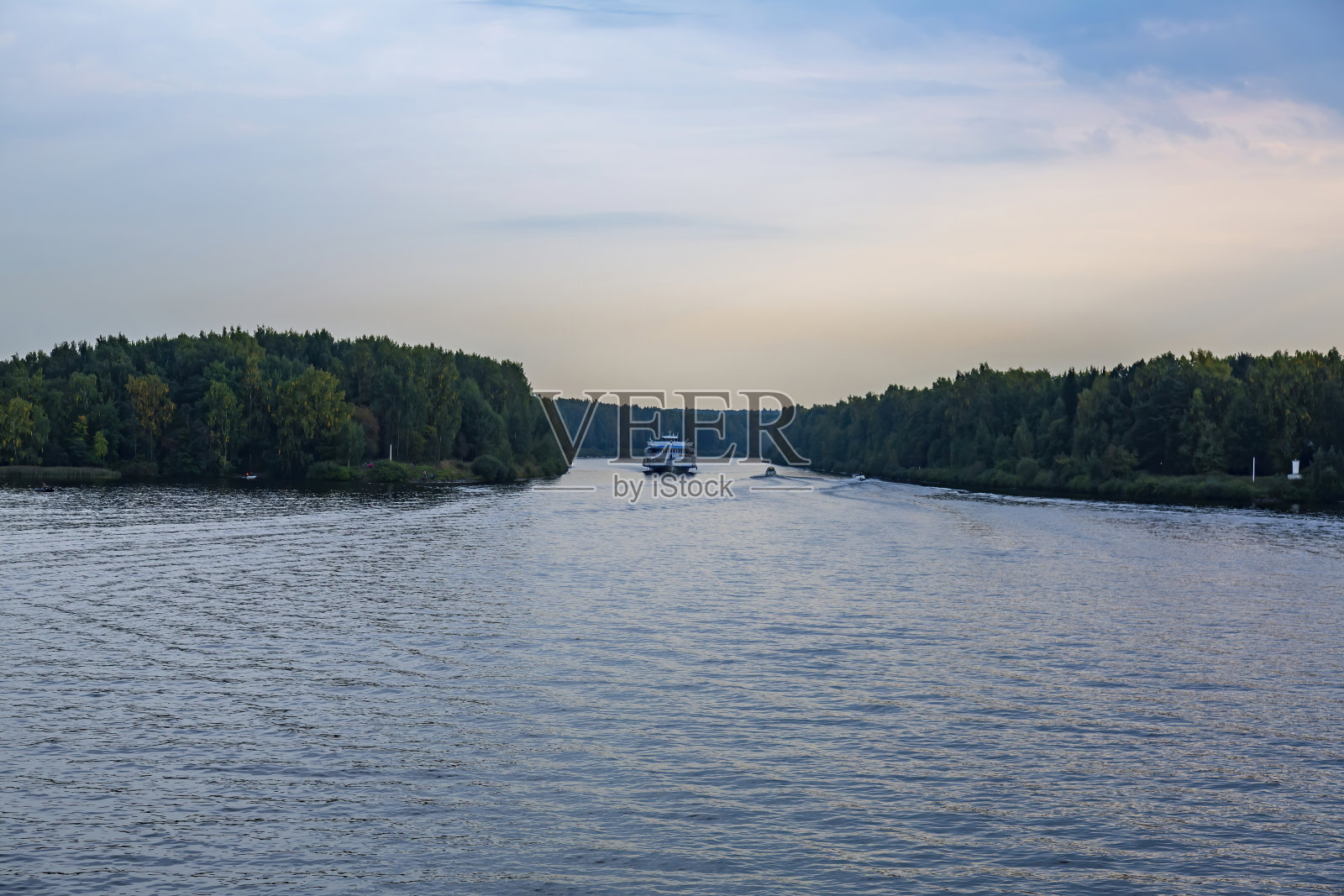 风景如画的河流和郁郁葱葱的秋天海岸照片摄影图片