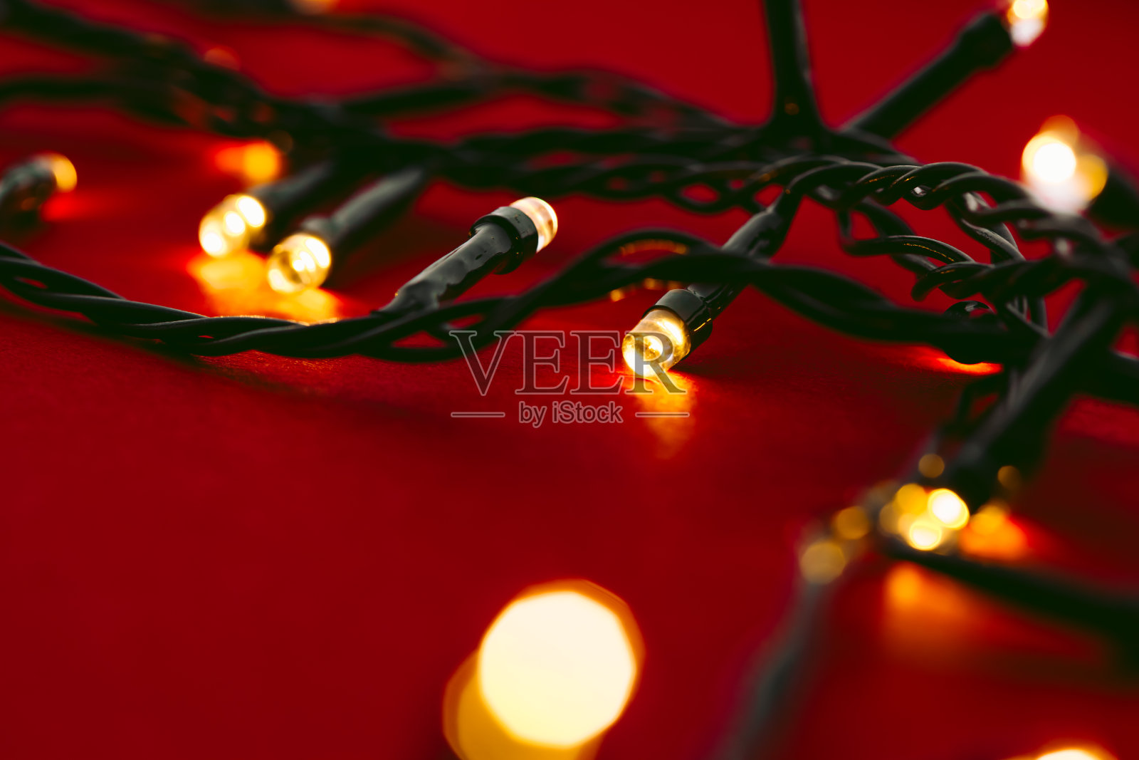 红色背景与照明灯的花环照片摄影图片