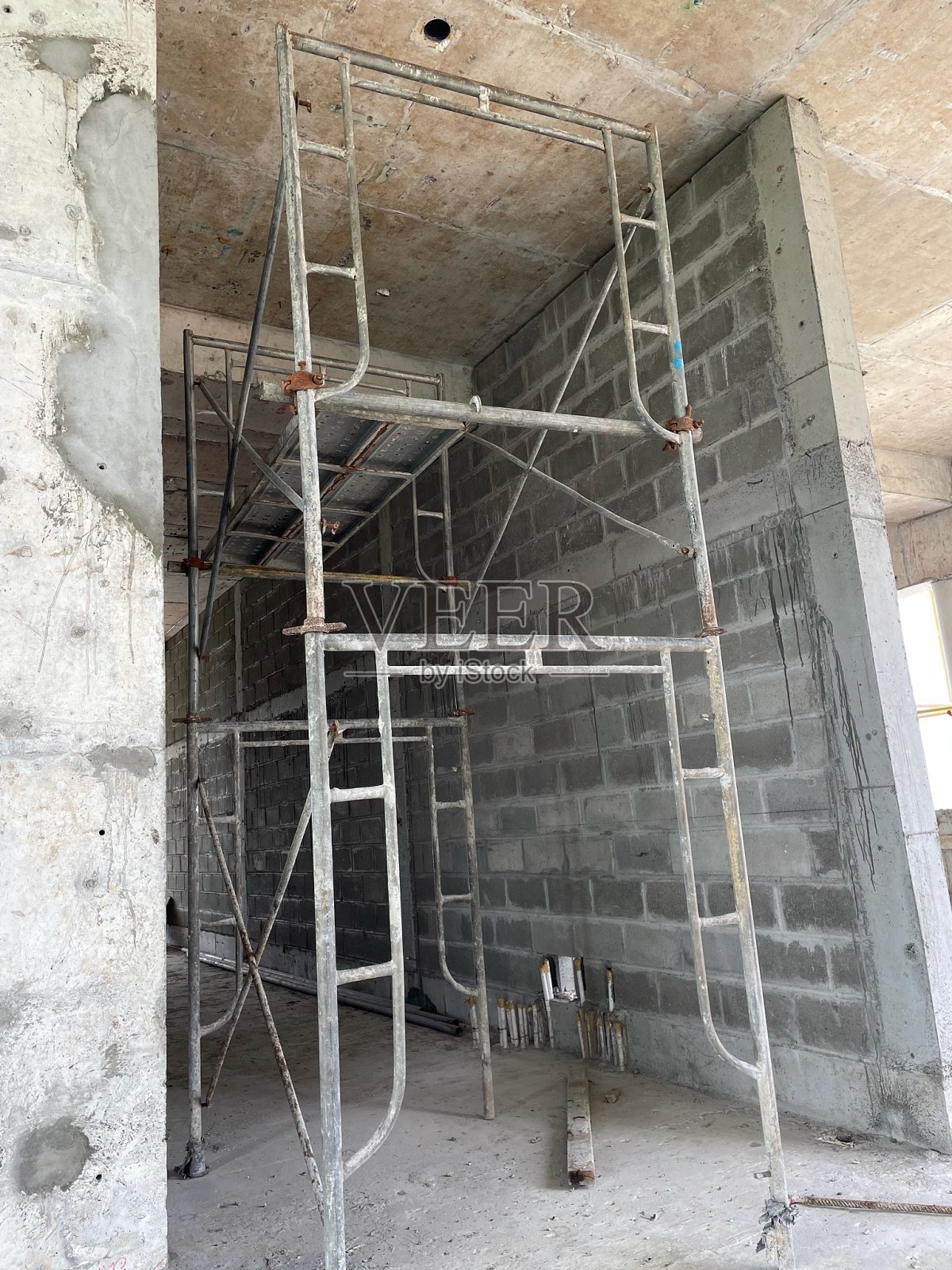 GI在高层建筑中的脚手架工程照片摄影图片