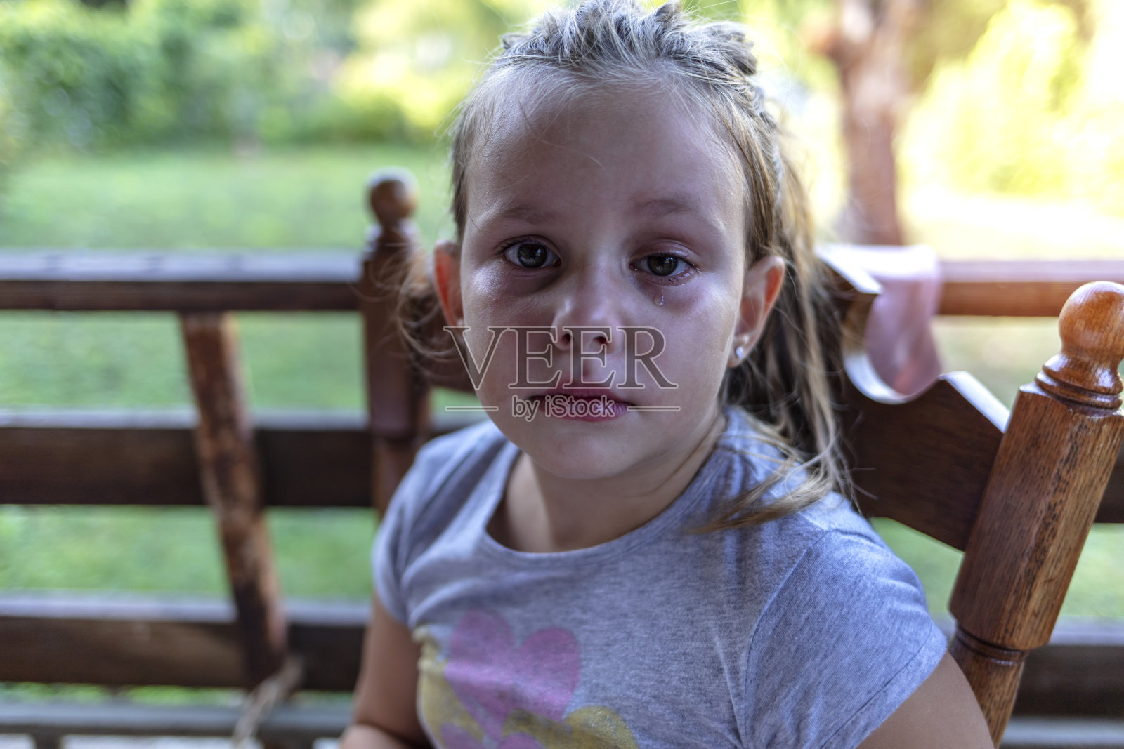 一个独自害羞哭泣的难过小孩照片摄影图片