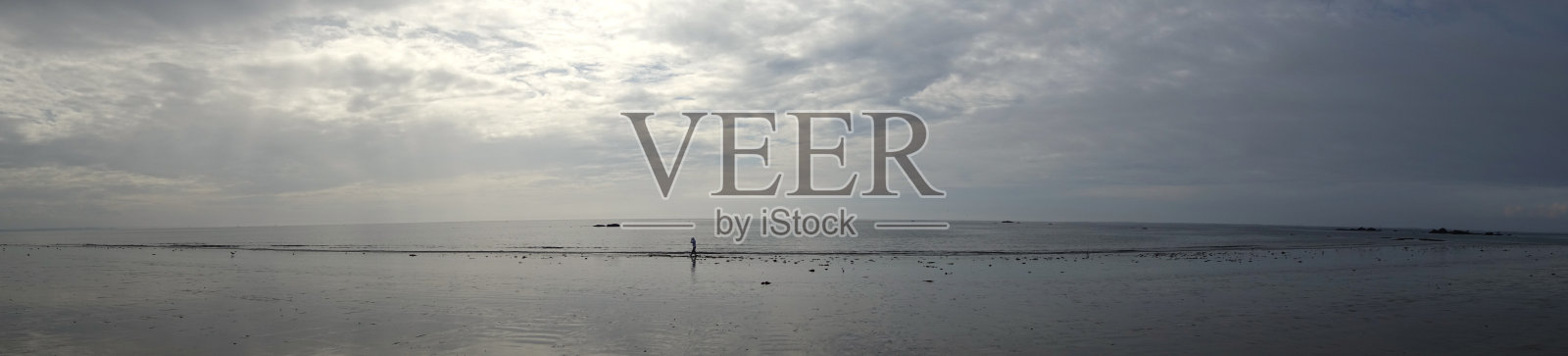 全景大海滩在低潮夏季度假胜地布列塔尼Finistère法国照片摄影图片