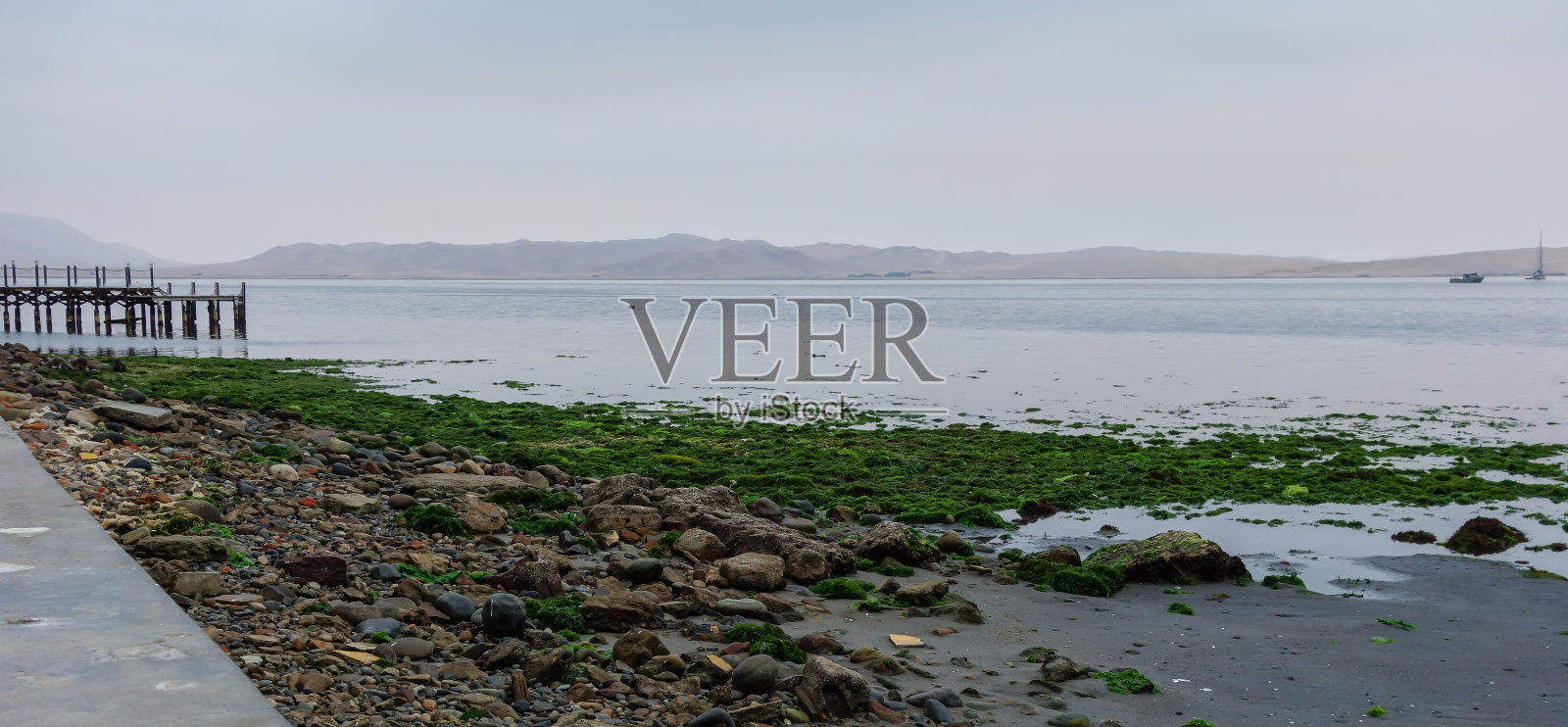 帕拉卡斯海滩上雾气蒙蒙的木质甲板。Ica、秘鲁照片摄影图片