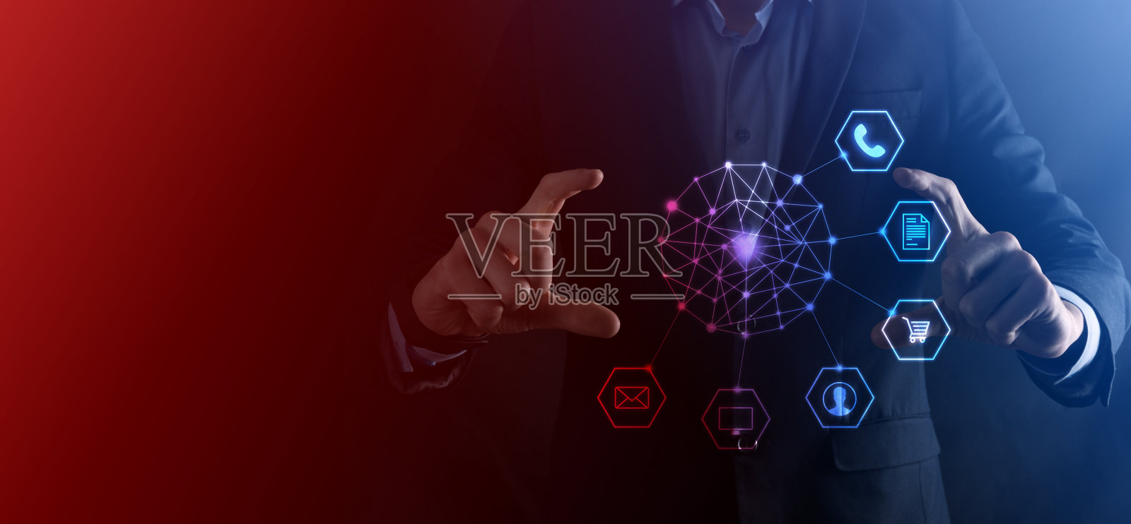 商业理念:使用移动智能手机和社区科技数码信息图表图标的男人特写。高科技和大数据的概念。健美的形象照片摄影图片