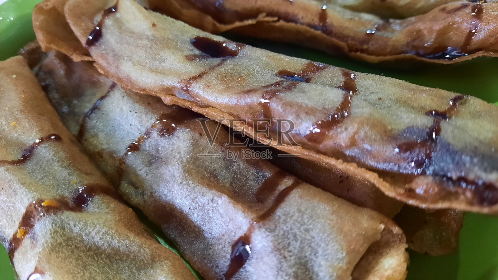 由香蕉和巧克力制成的印度尼西亚食物“皮桑可可拉”照片摄影图片