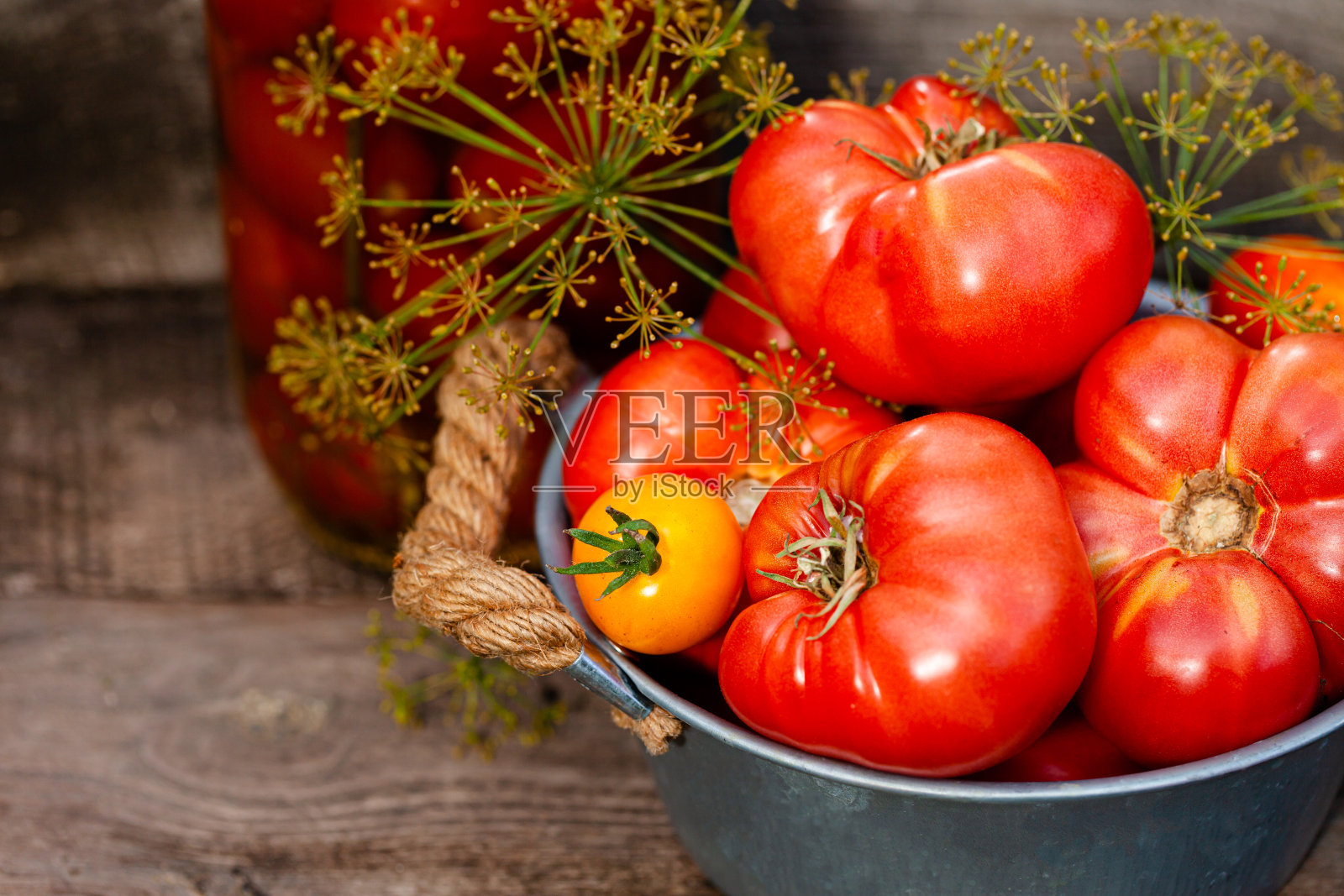 金属罐与成熟的有机番茄。秋天,收获的季节。季节性产品保存、发酵的概念。照片摄影图片