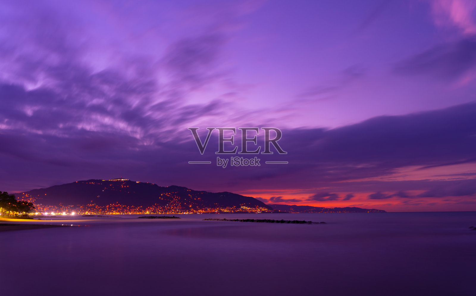 完美的日落与强烈的品红颜色的城市景观。照片摄影图片