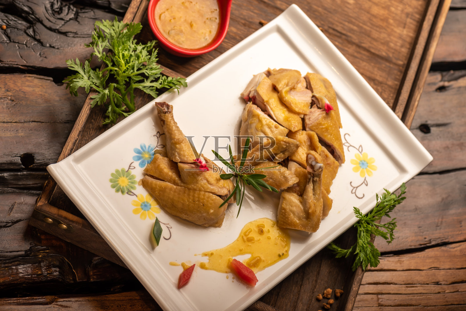 在长长的白色盘子里的黄色鸭子在木桌上照片摄影图片