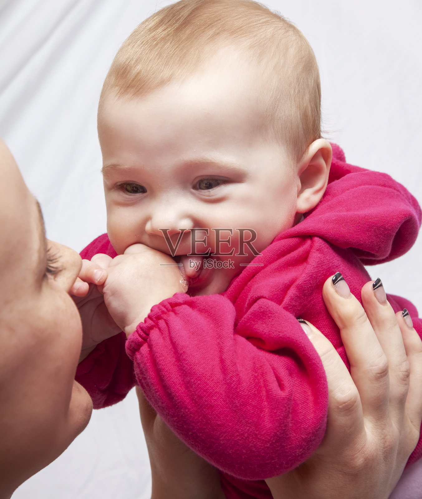 妈妈和小女孩玩照片摄影图片