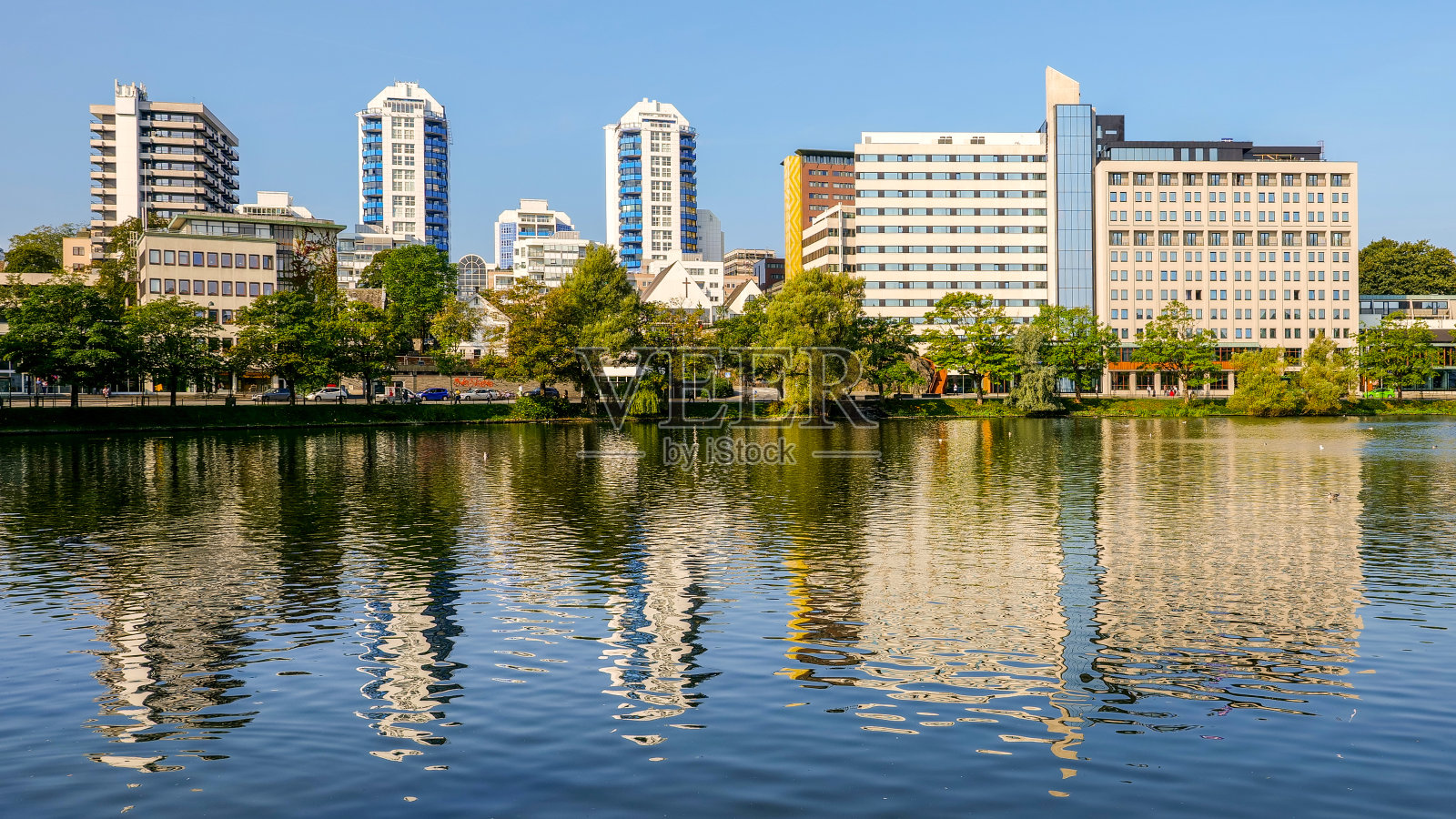 在挪威南部的斯塔万格，城市的天际线和一些现代和豪华的建筑照片摄影图片