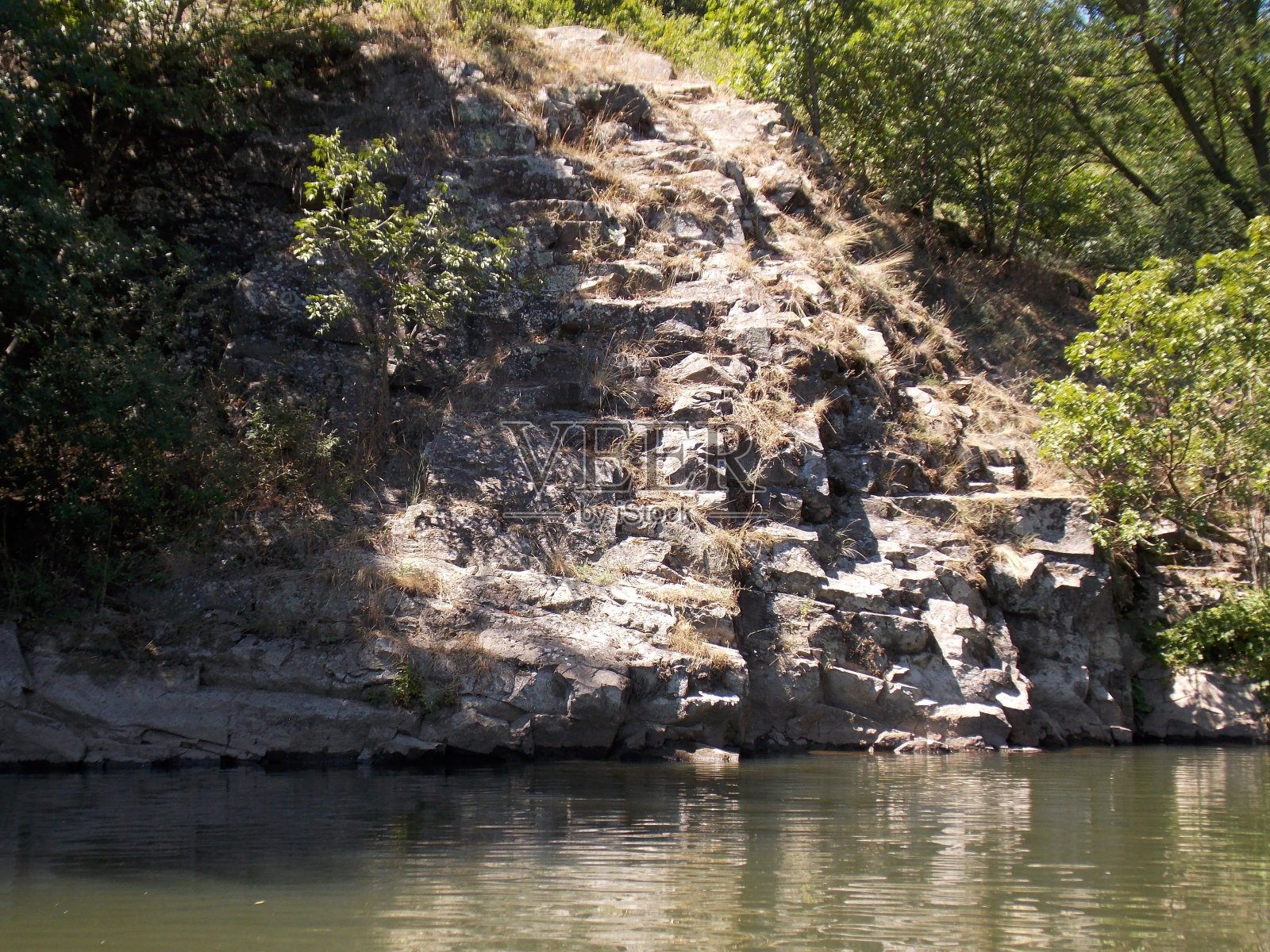 河边的一块大石头照片摄影图片