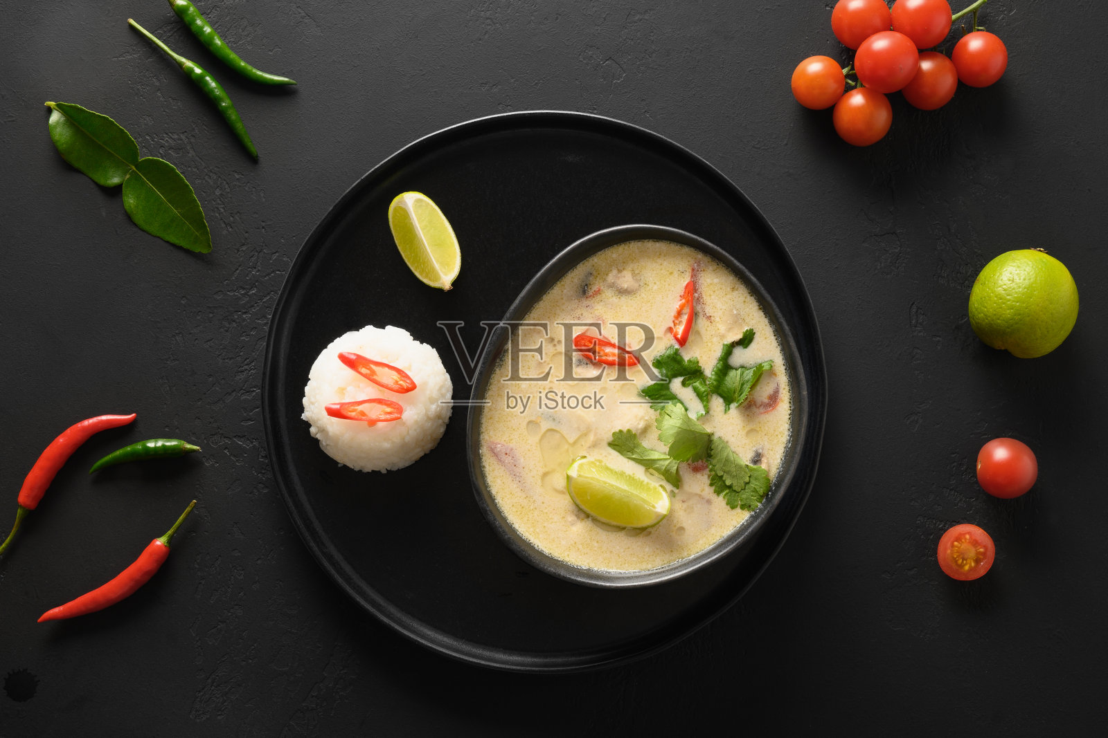 亚洲蛤蜊汤。香辣椰肉配鸡肉，樱桃番茄。照片摄影图片