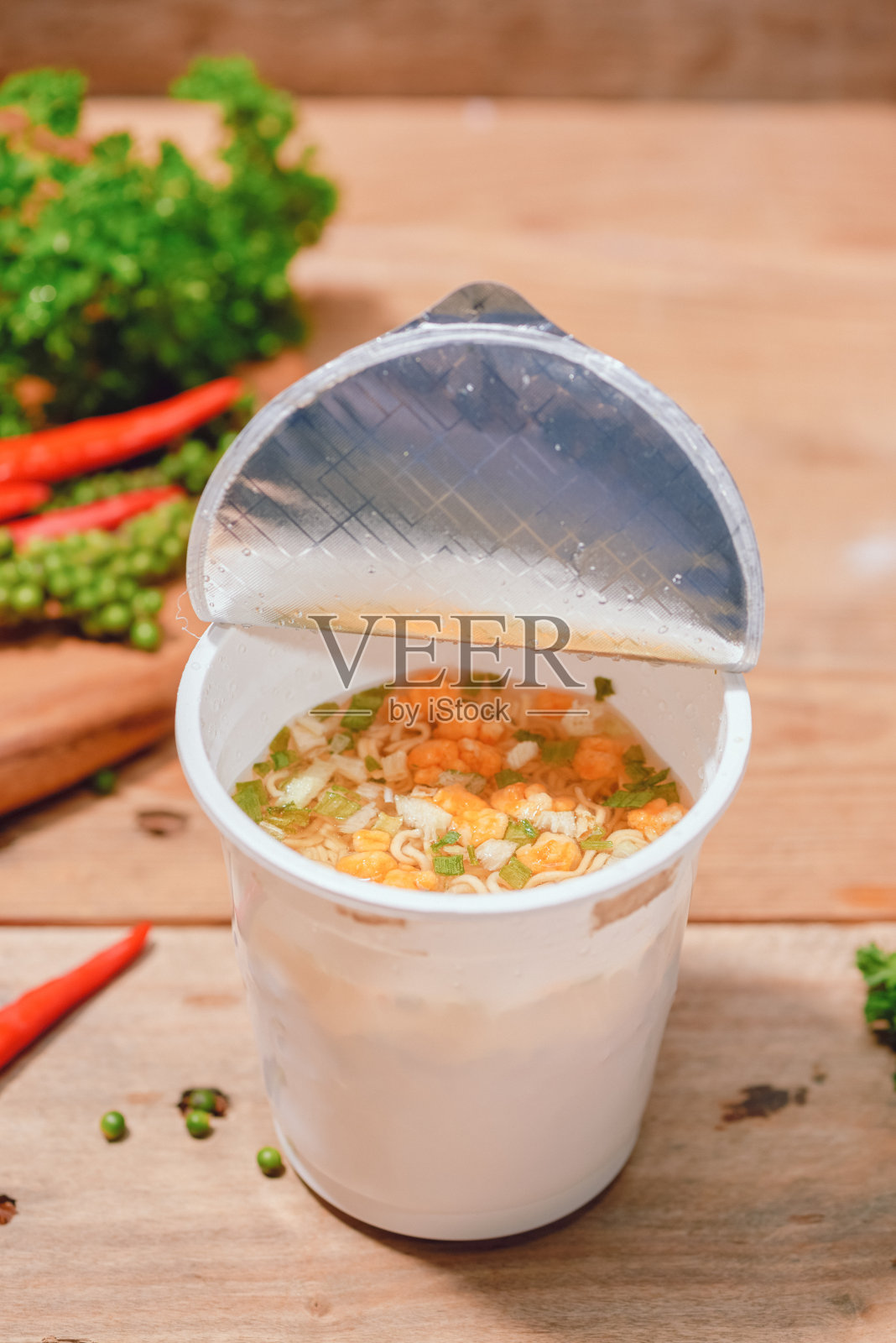 木桌上的热面条杯照片摄影图片