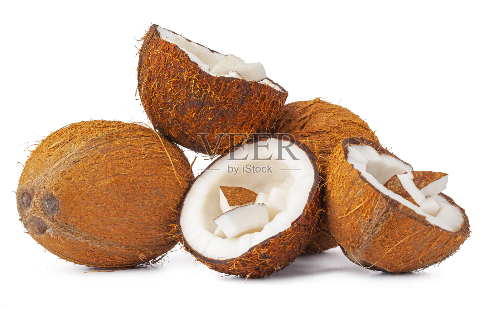 椰子碎片在白色背景上孤立地堆着照片摄影图片