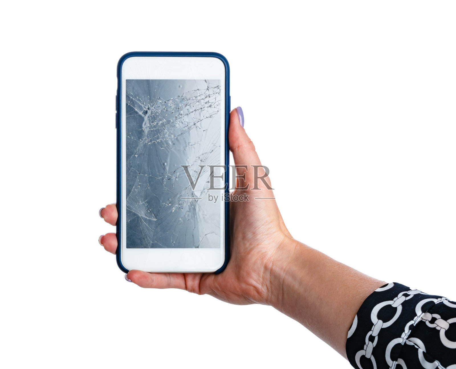 一名女子手拿智能手机，屏幕破裂，用白色隔离照片摄影图片