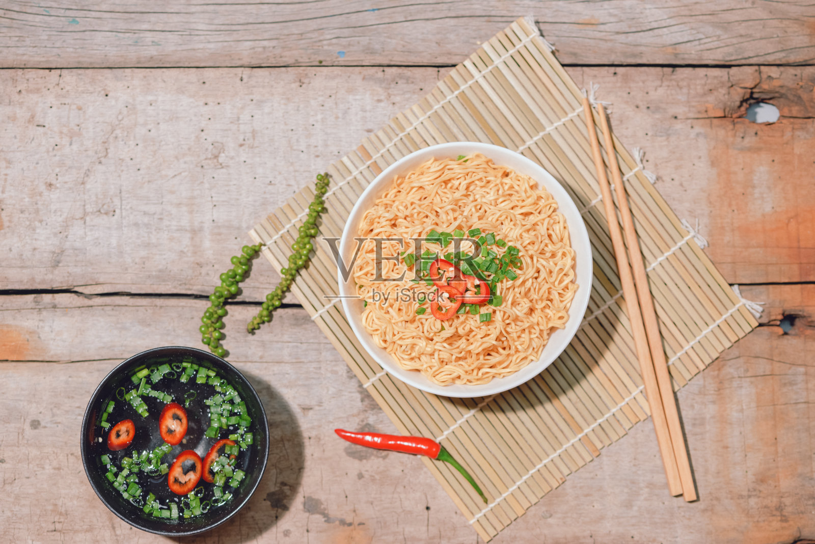 面条在碗和原料在木材背景照片摄影图片