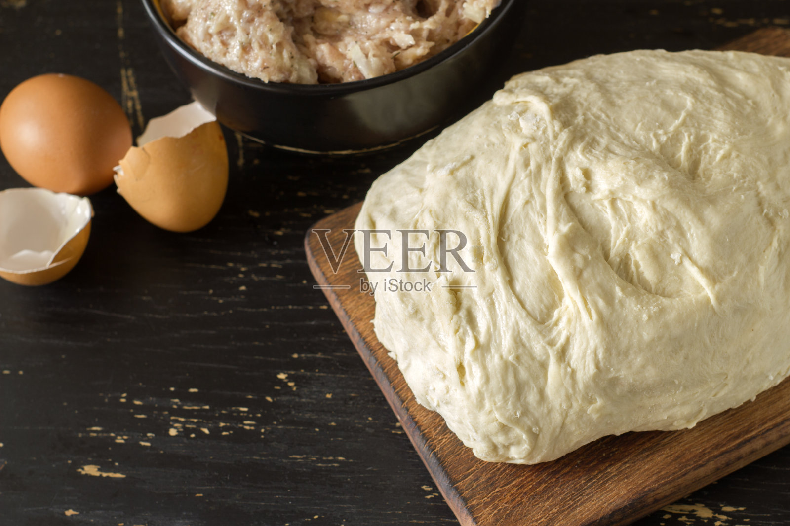 生面团放在木桌上做饺子照片摄影图片