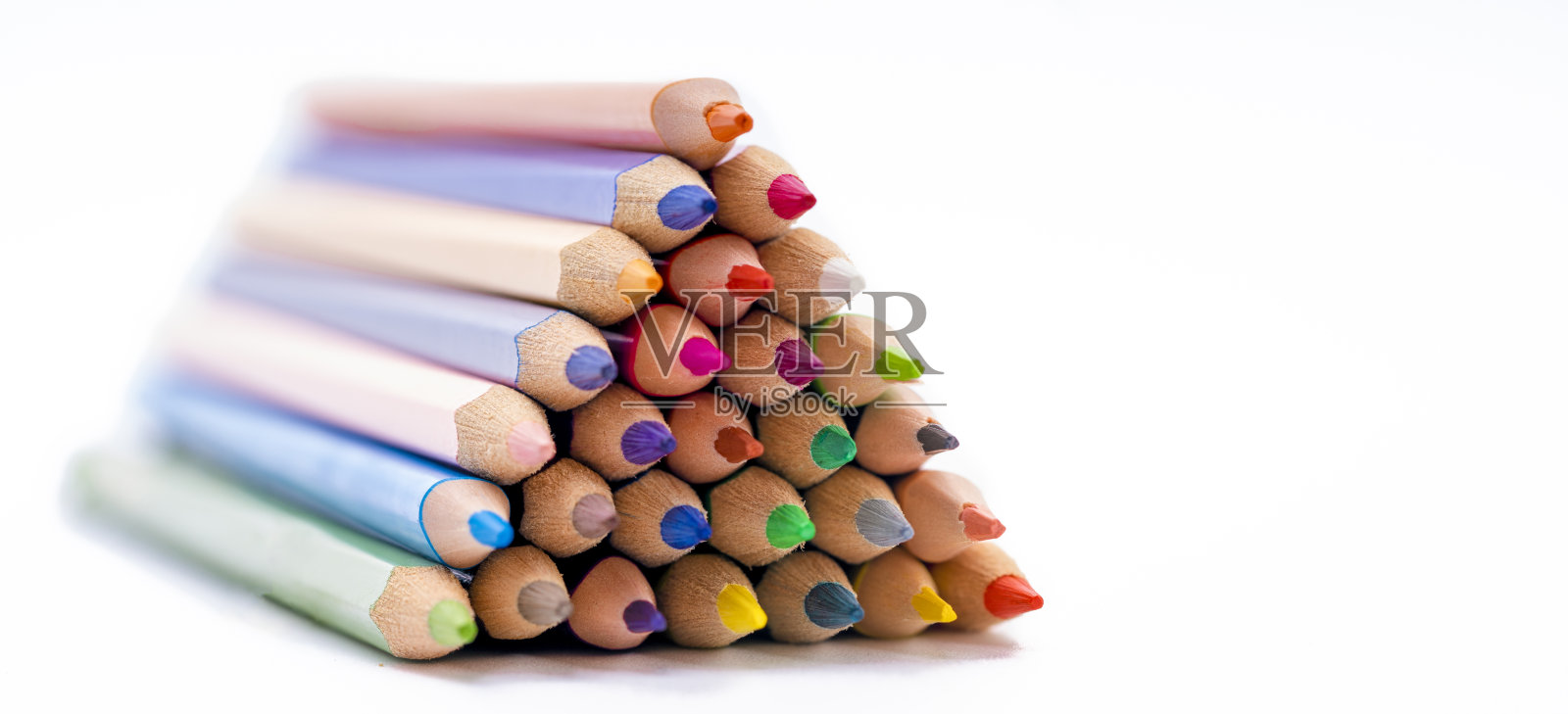 白色背景上的彩色铅笔照片摄影图片