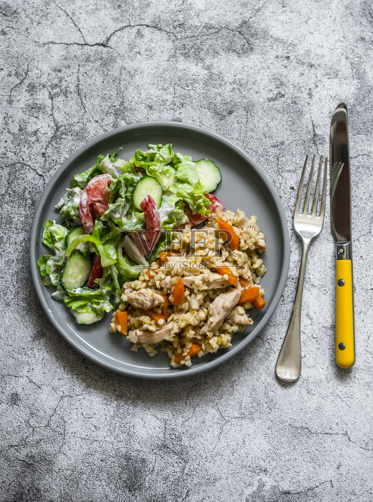 美味健康的午餐-碎干肉饭，鸡胸肉和新鲜蔬菜沙拉，灰色背景，俯视图照片摄影图片