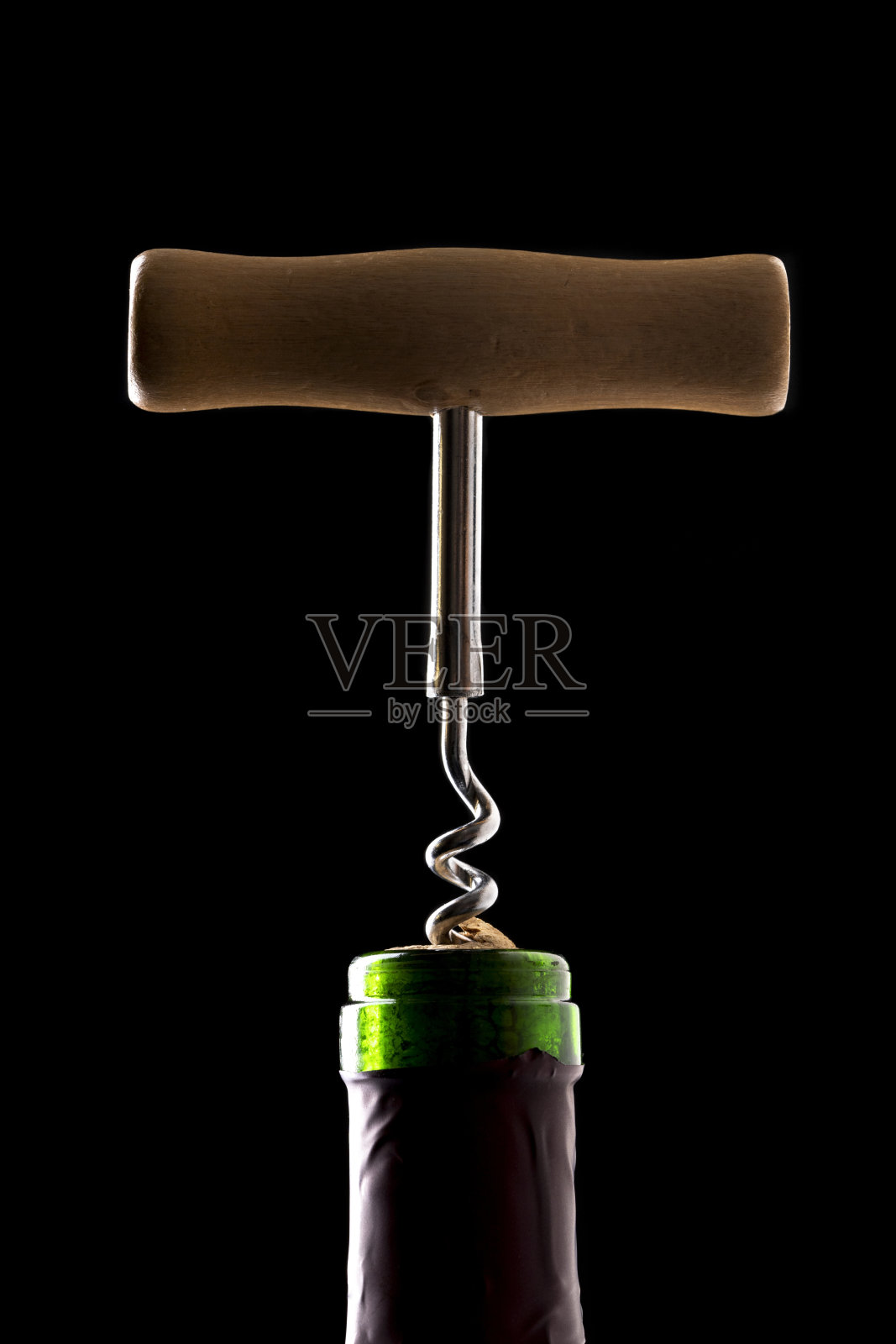 酒瓶和开瓶器在黑色背景照片摄影图片