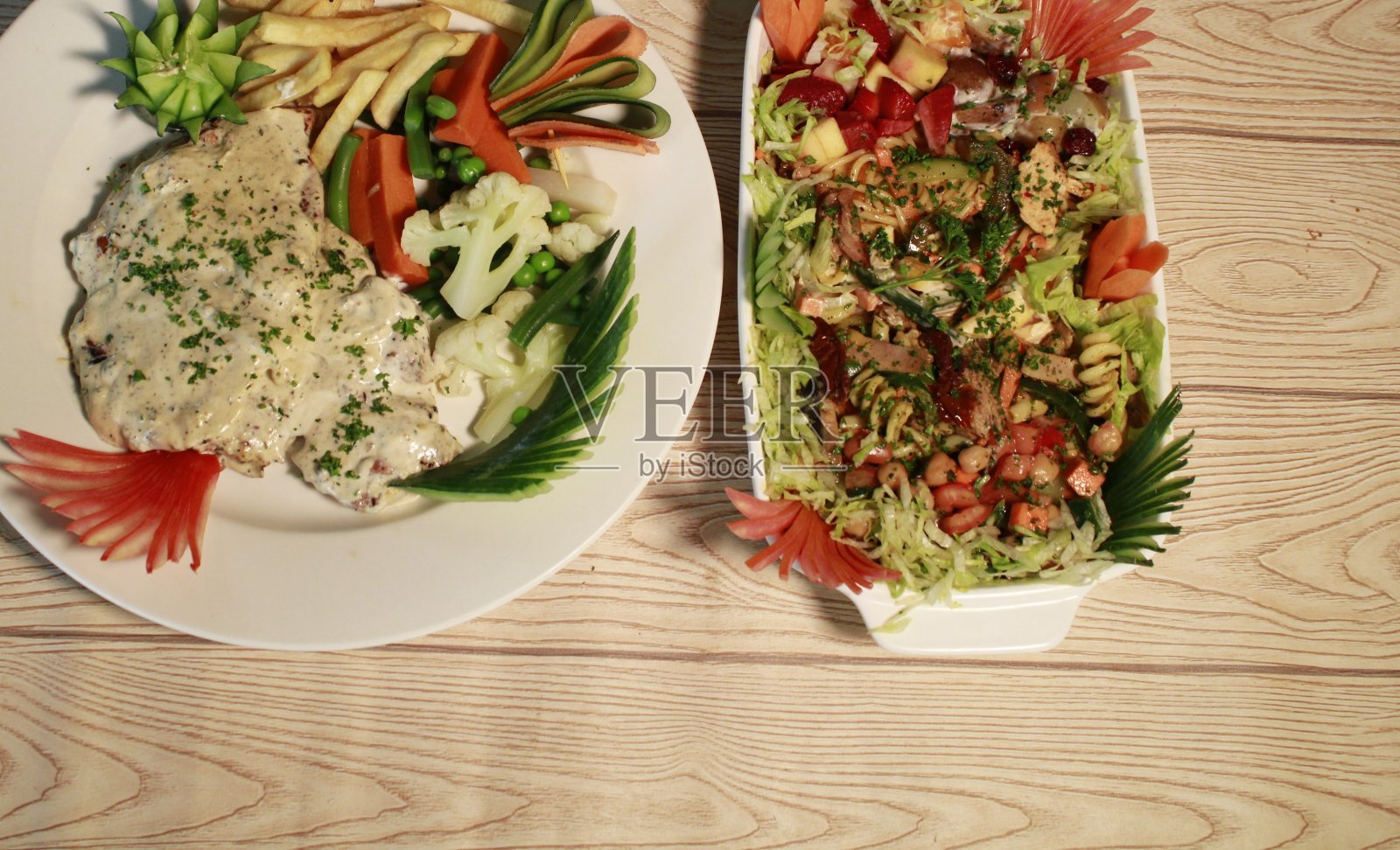 牛排配健康沙拉照片摄影图片