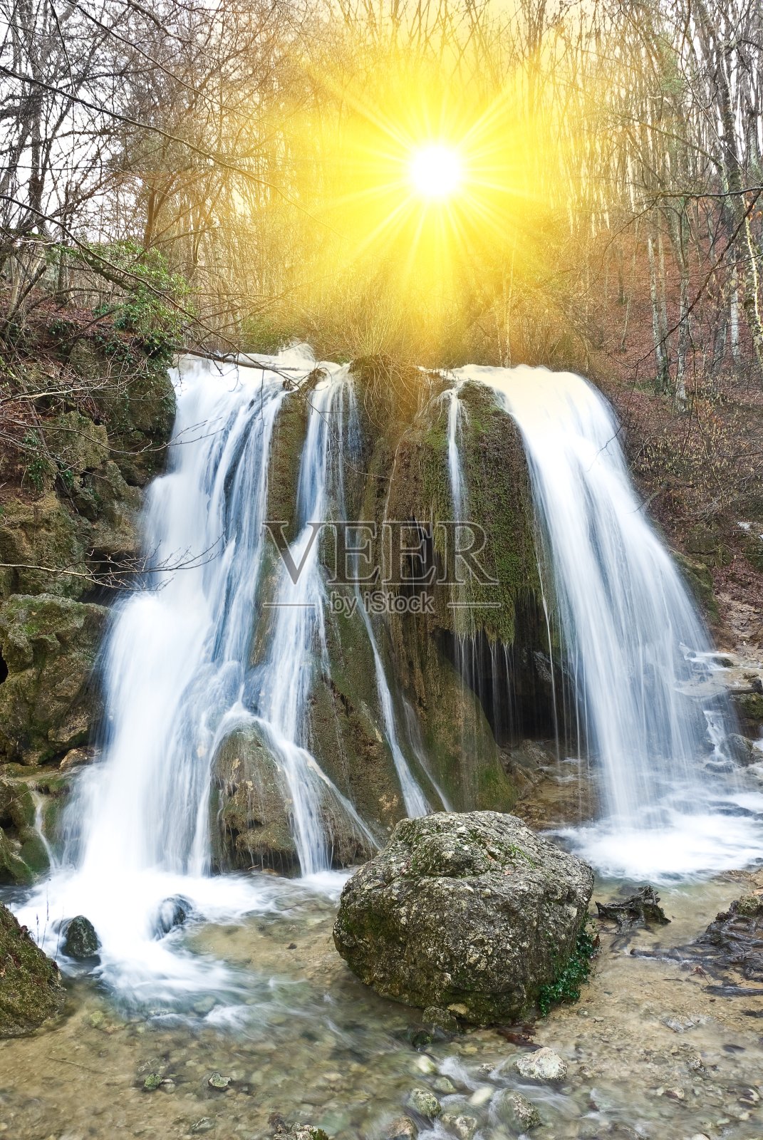 阳光下的瀑布照片摄影图片