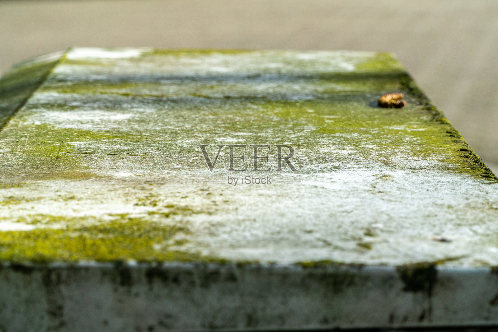 城市里生锈的旧金属盒子照片摄影图片