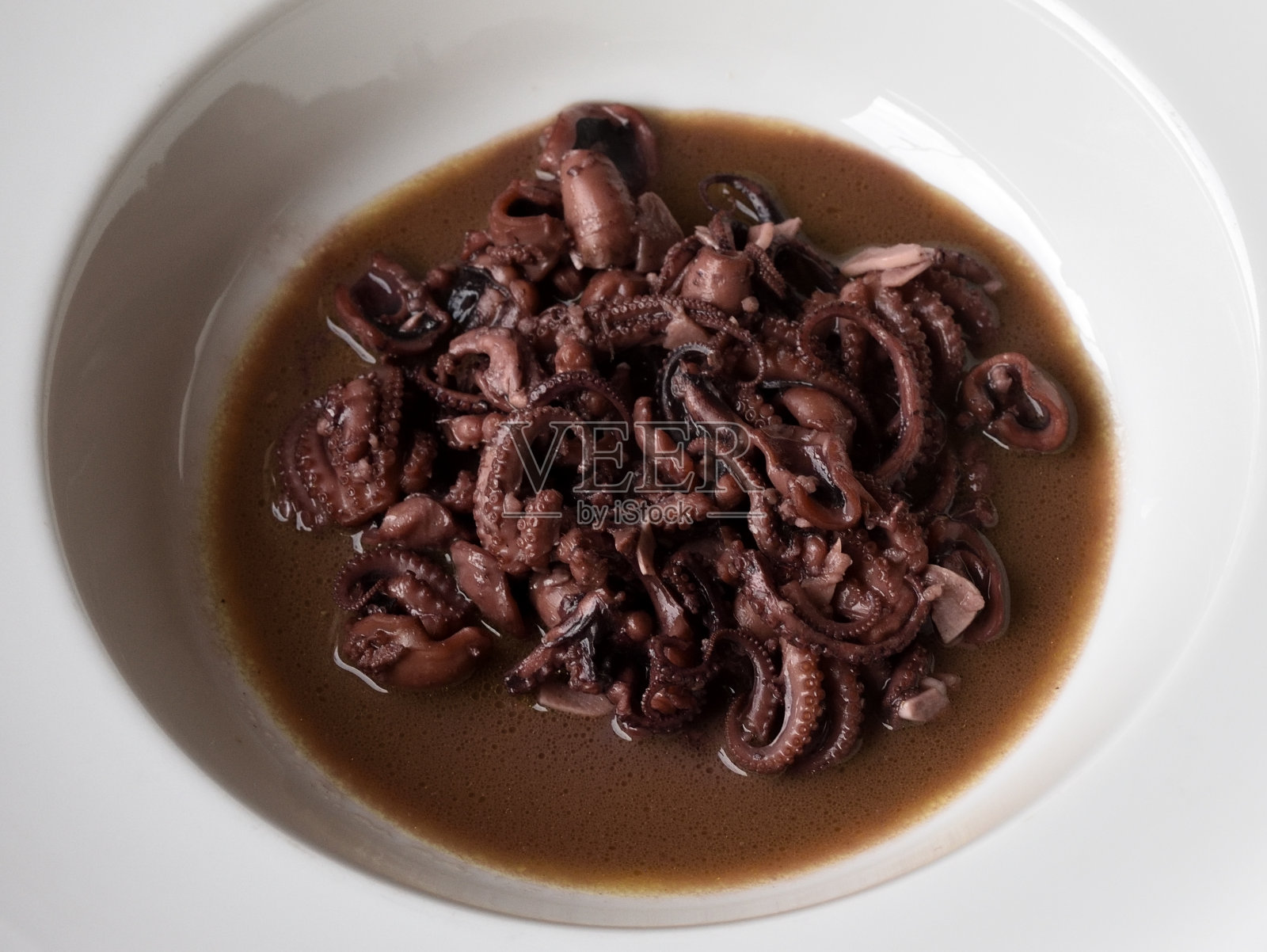 红酒和大蒜上的小章鱼照片摄影图片