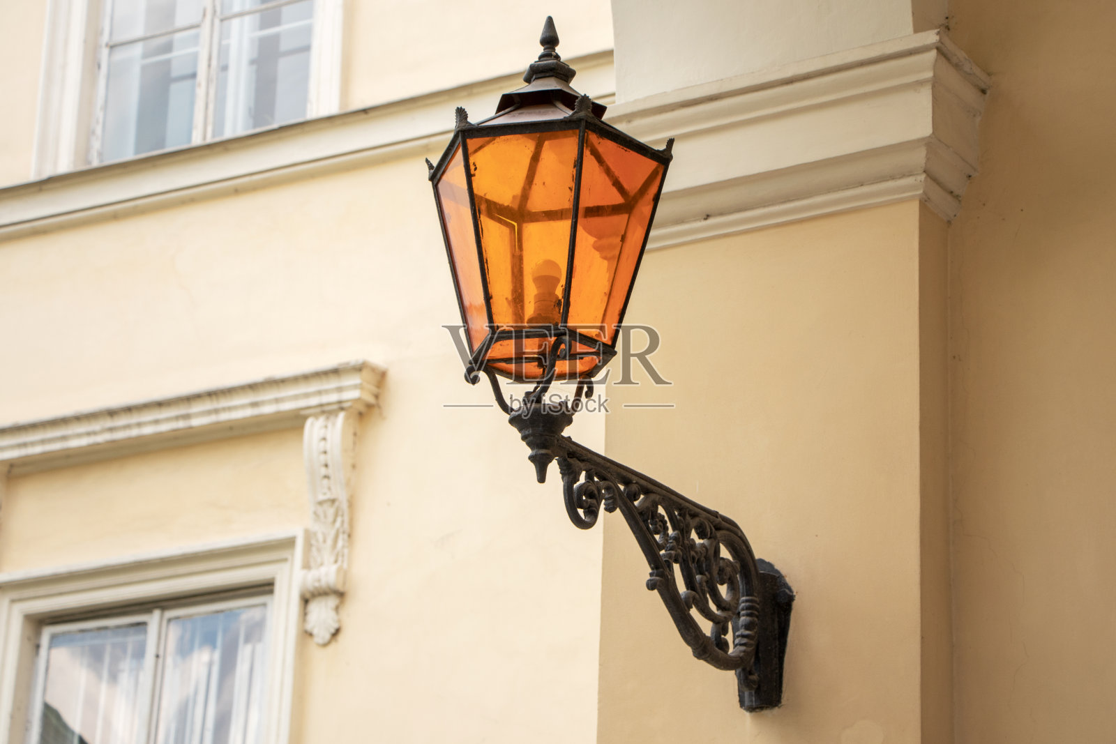 旧街灯上的bilding照片摄影图片
