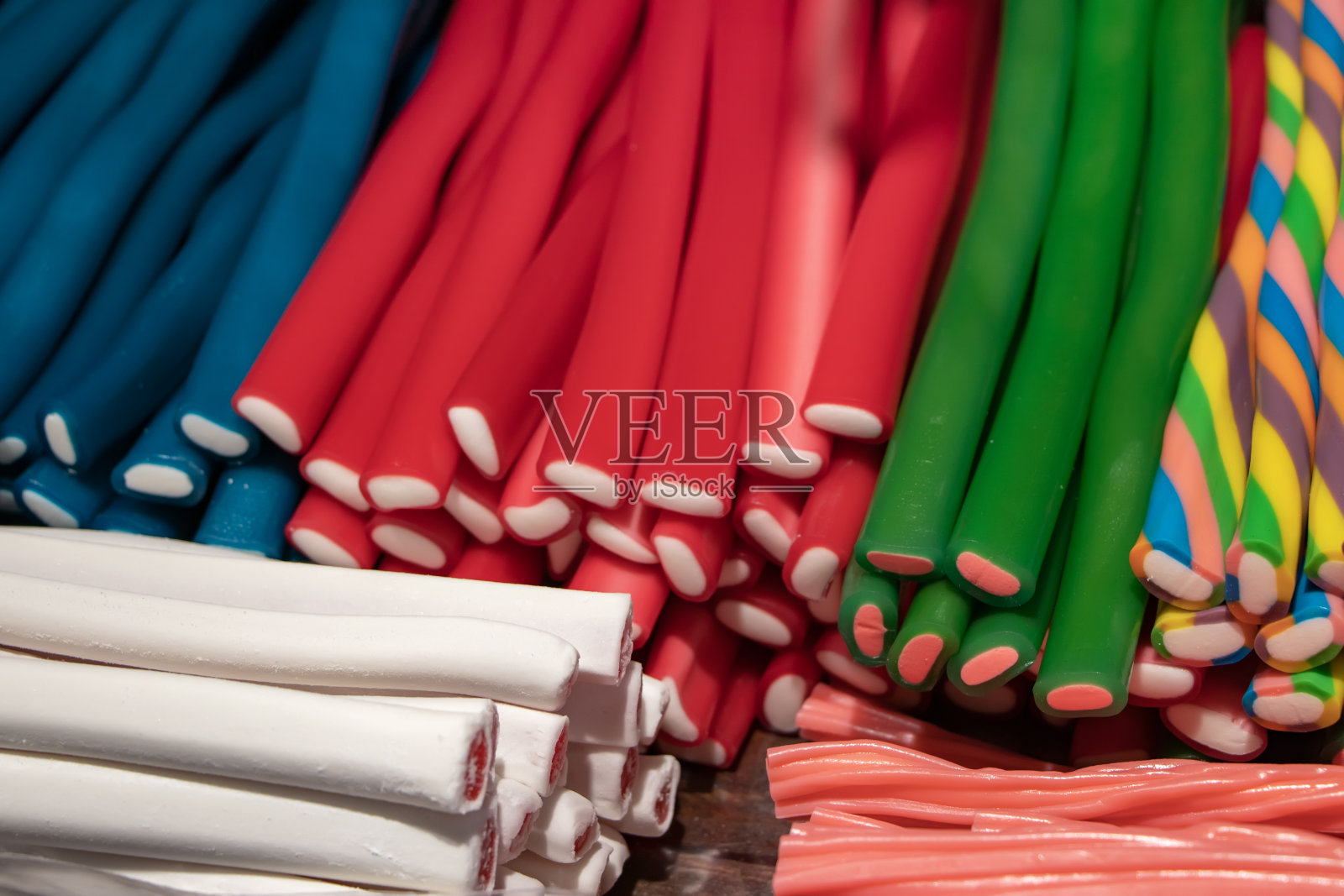 甜甜的糖果、绳状的糖果、串状的甜点、食品产生了美丽多彩的、有趣的图案照片摄影图片