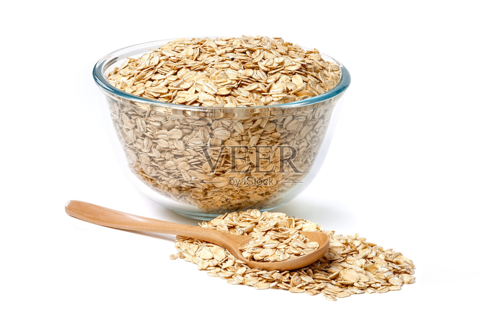 燕麦片在玻璃碗和木勺隔离在白色背景。照片摄影图片