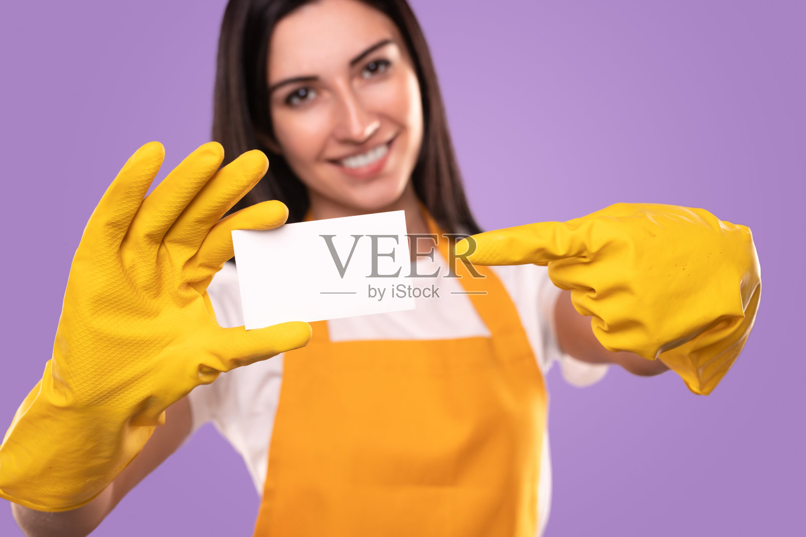 友好的女佣出示空白卡片照片摄影图片