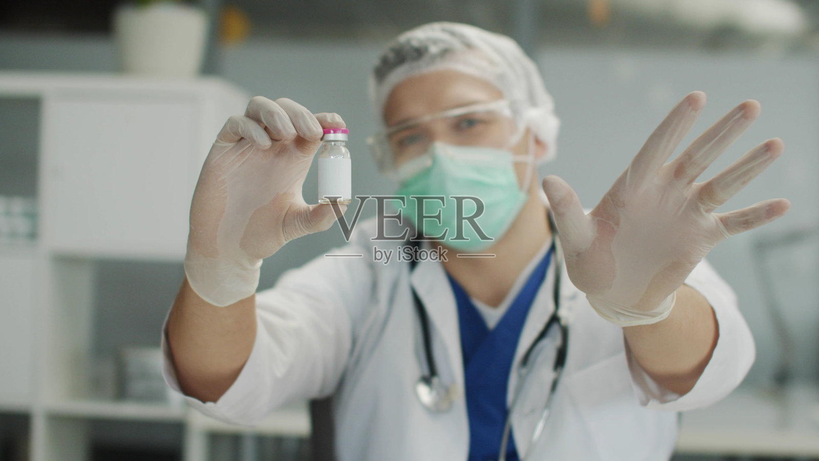 特写镜头。医生手里拿着一种假的covid-19抗病毒药物。由于副作用和质量差，动作缓慢，不推荐使用照片摄影图片