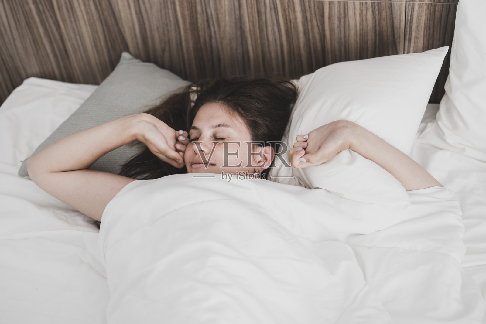 年轻女子躺在床上，早上醒来，生活方式就寝照片摄影图片
