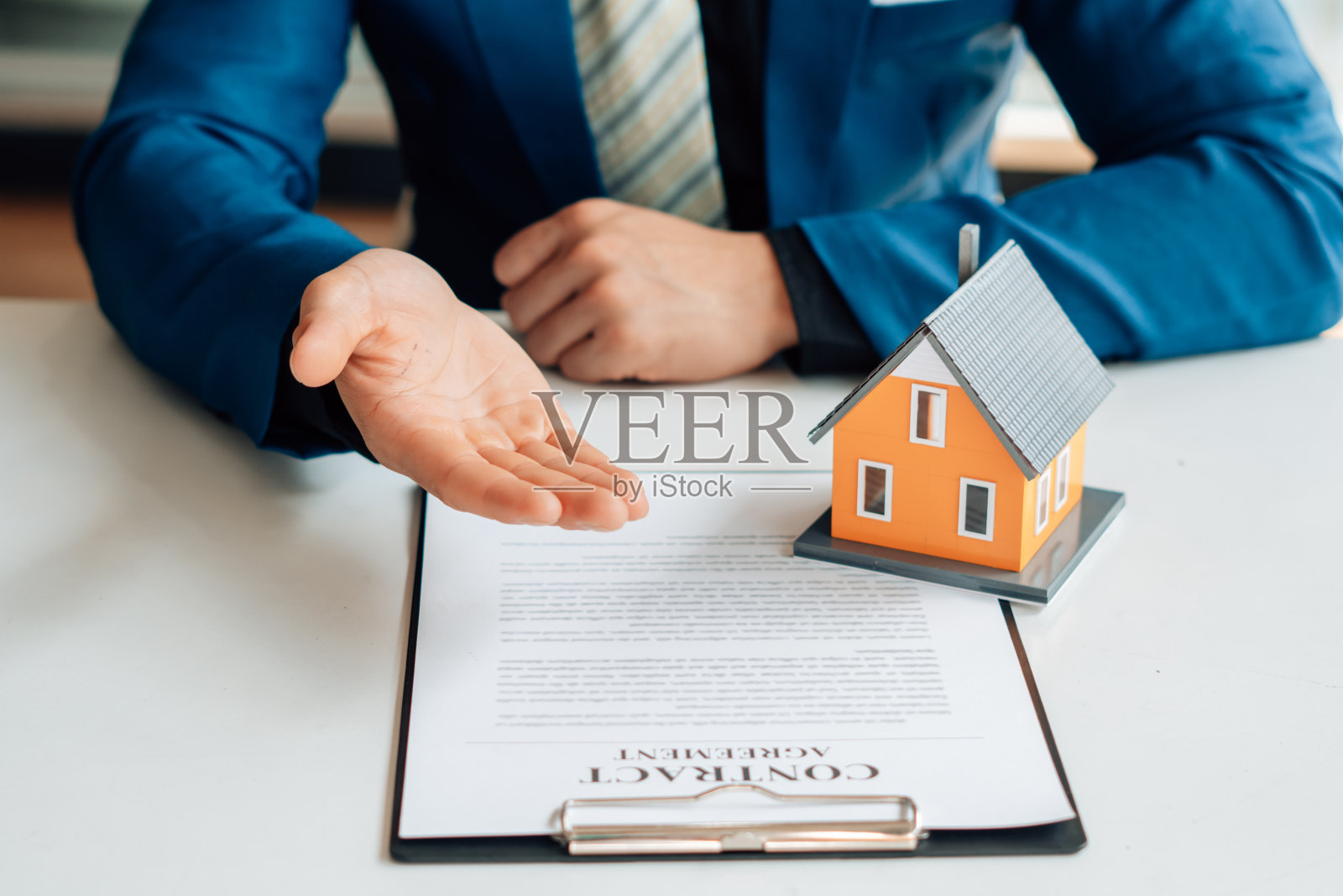 在办公室内签署相关文件后，买家和房地产中介就可以手牵手买卖租赁或购买房屋达成协议。照片摄影图片