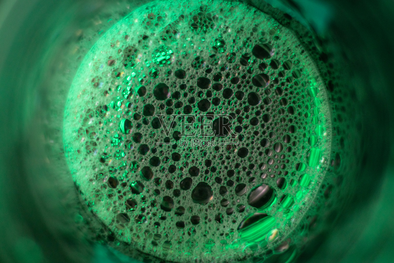 水瓶里五颜六色的泡泡照片摄影图片