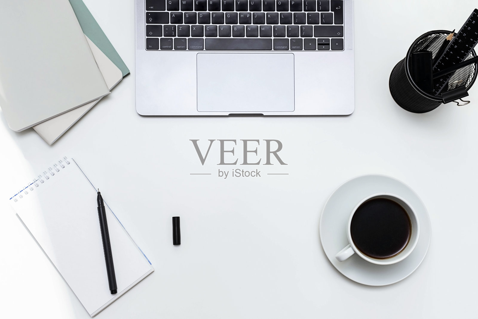 笔记本电脑，白色的笔记本电脑和白色的桌子上的咖啡杯。工作场所的顶视图。照片摄影图片