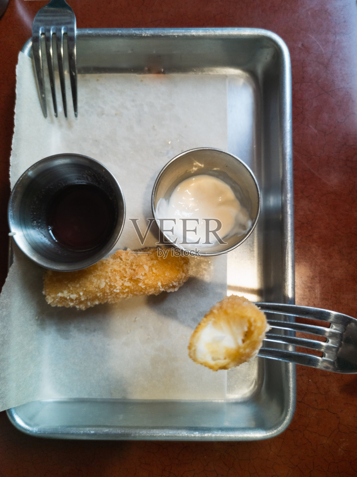 油炸酱汁和马苏里拉奶酪放在托盘上照片摄影图片