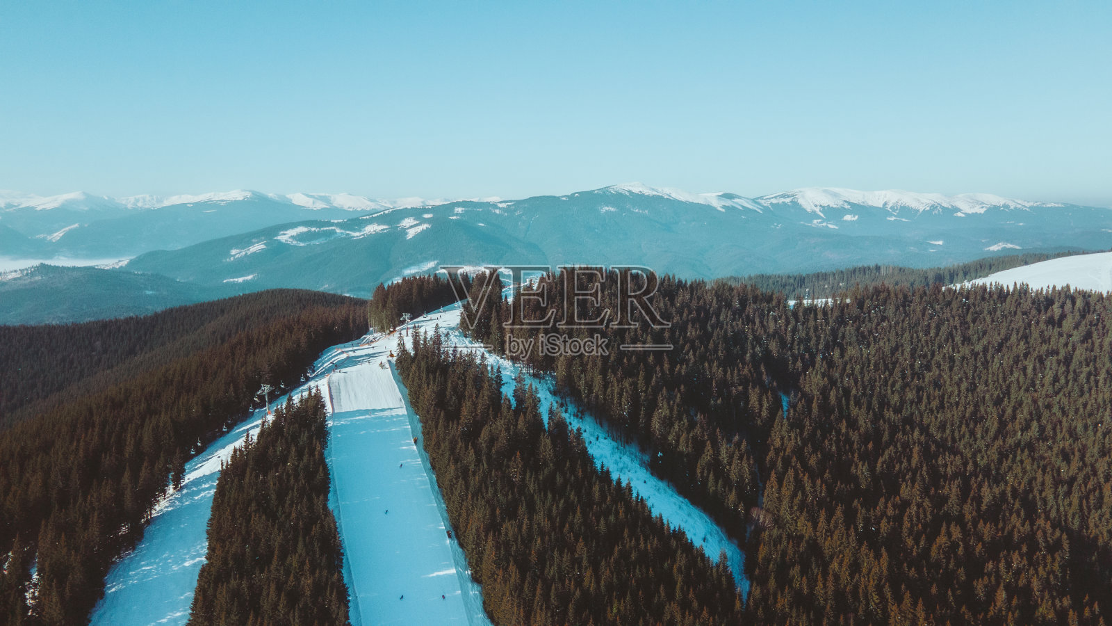 滑雪场的鸟瞰图与斜坡照片摄影图片